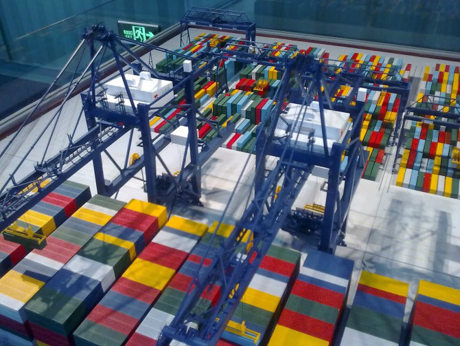 比如县港口集装箱堆场